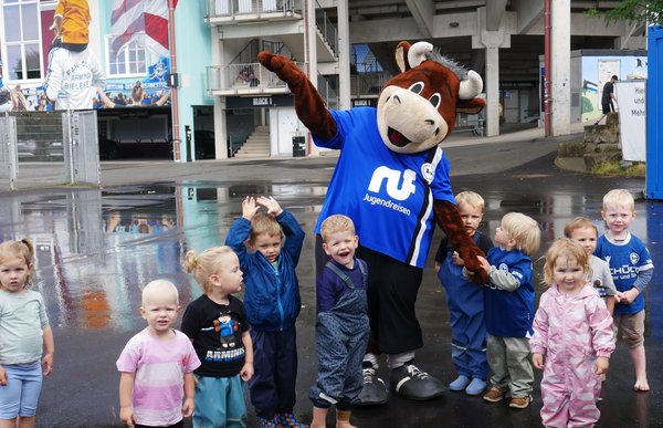Bild zur Schlagzeile: Wasserspiele im Stadion mit den miniArminis